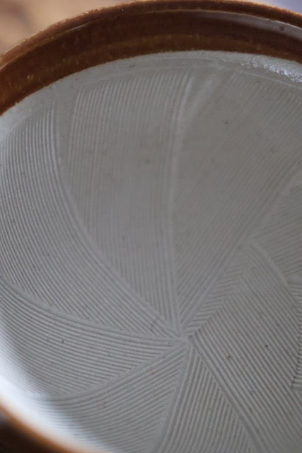 Suribachi & Surikogi (Ceramic grinding bowl and wooden stick) light brown x white