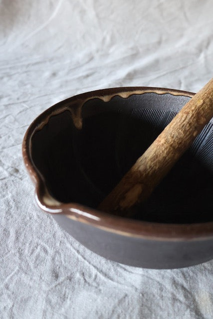 Suribachi & Surikogi (Ceramic grinding bowl and wooden stick) rim grazing