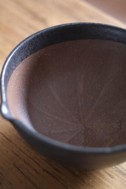 Suribachi & Surikogi (Ceramic grinding bowl and wooden stick) mat brown