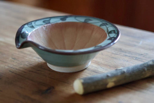 Suribachi & Surikogi (Ceramic grinding bowl and wooden stick) wide rim with leaves design